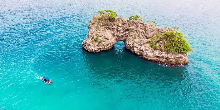 Isla Tortuga crystal water